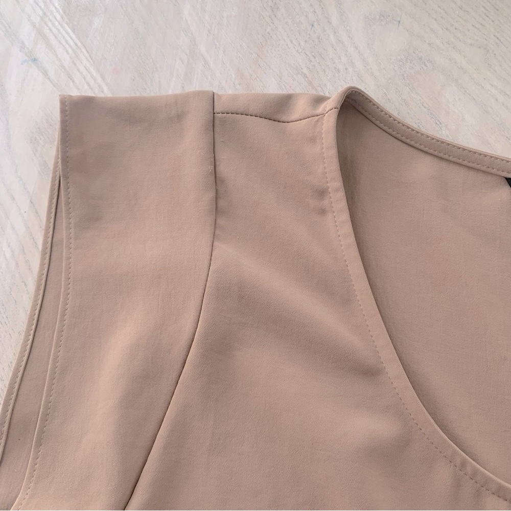 Express top perfect for the office or casual wear. Lightweight Sz XS. - Picture 3 of 6